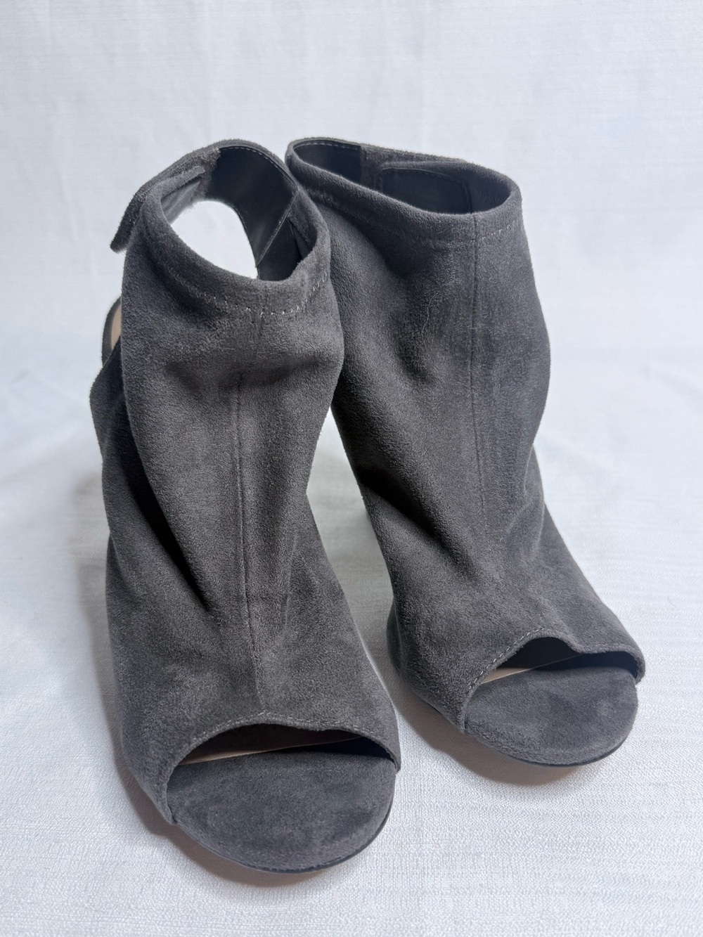 Aldo Women’s Gray Faux Suede Peep Toe Block Heel Sandals Velcro Size 8.5